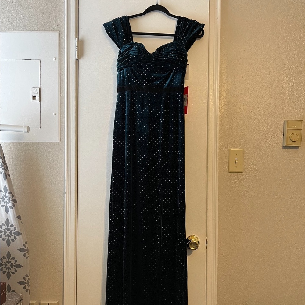 Dark green velvet gown, side slit, nwt, tts